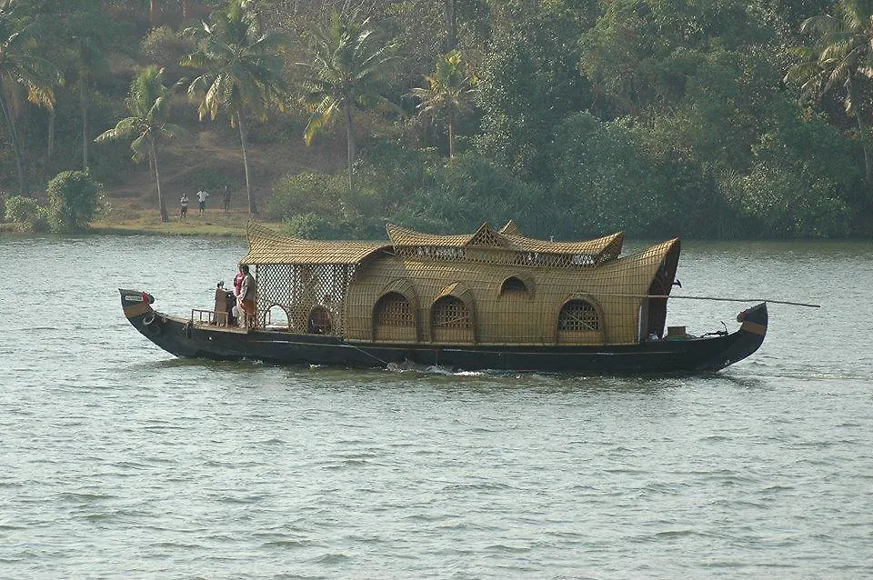 Aadithyaa Resorts West Kallada 4*,